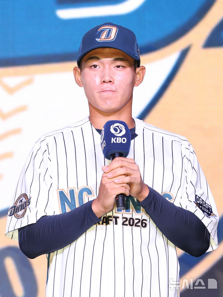 [서울=뉴시스] 황준선 기자 = 17일 오후 서울 송파구 롯데호텔월드에서 열린 2026 KBO 신인 드래프트에서 NC다이노스 1라운드 지명된 유신고 신재인이 소감을 밝히고 있다. 2025.09.17. hwang@newsis.com