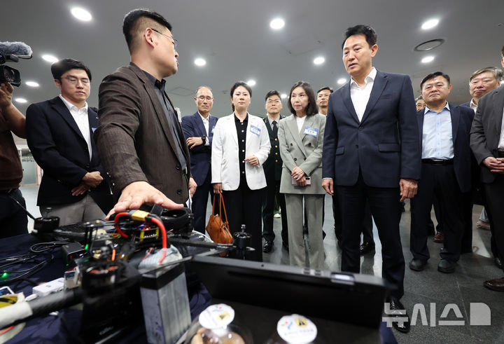 [서울=뉴시스] 조성우 기자 = 오세훈 서울시장이 17일 오후 서울 중구 서울시청에서 열린 서울시-수도방위사령부가 함께하는 안보포럼에서 드론을 살펴보고 있다. 2025.09.17. xconfind@newsis.com