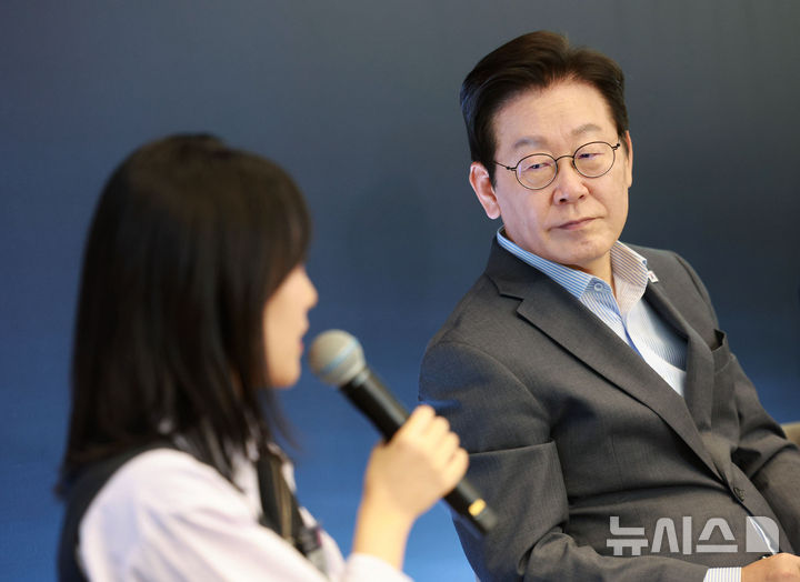 [성남=뉴시스] 고범준 기자 = 이재명 대통령이 17일 경기도 성남시 스타트업 스퀘어에서 열린 청년 스타트업 상상콘서트에서 참석자 발언을 듣고 있다. 2025.09.17. bjko@newsis.com