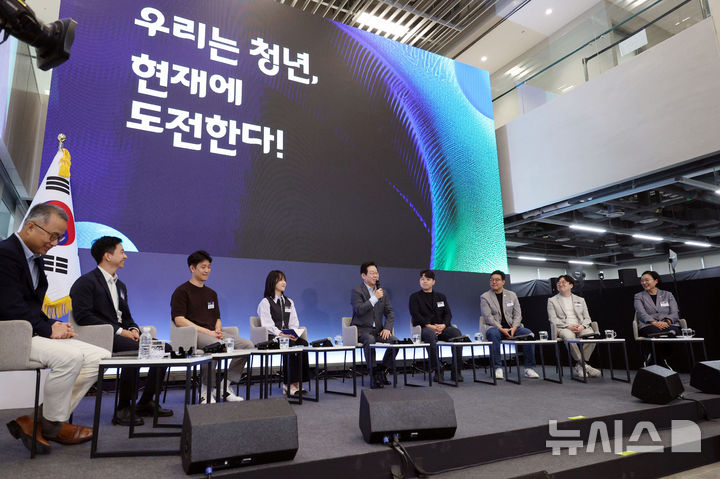 [성남=뉴시스] 고범준 기자 = 이재명 대통령이 17일 경기도 성남시 스타트업 스퀘어에서 열린 청년 스타트업 상상콘서트에서 발언하고 있다. 2025.09.17. bjko@newsis.com