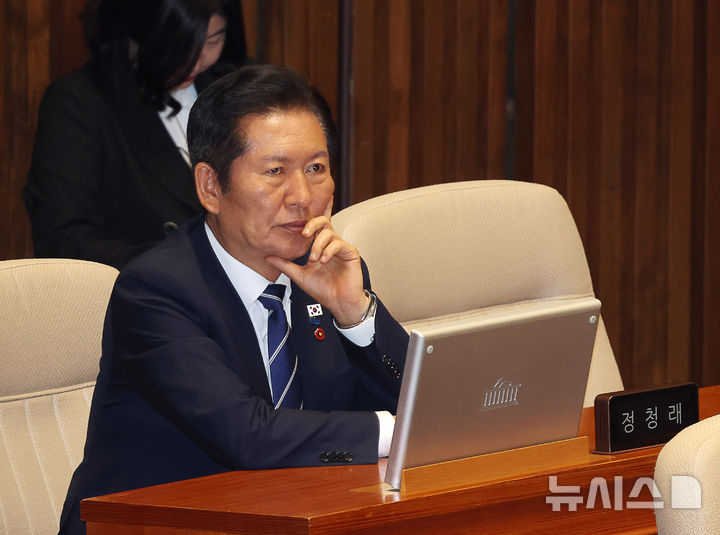 [서울=뉴시스] 김명년 기자 = 정청래 더불어민주당 대표가 17일 오후 서울 여의도 국회 본회의에서 턱을 괴고 있다. 2025.09.17. kmn@newsis.com