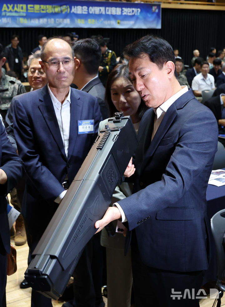 [서울=뉴시스] 조성우 기자 = 오세훈 서울시장이 17일 오후 서울 중구 서울시청에서 열린 서울시-수도방위사령부가 함께하는 안보포럼에서 드론 전파교란용 총(재밍건)을 살펴보고 있다. 2025.09.17. xconfind@newsis.com