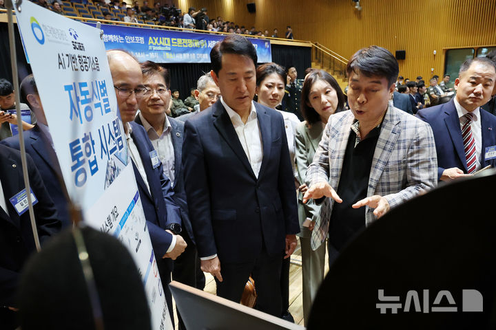 [서울=뉴시스] 조성우 기자 = 오세훈 서울시장이 17일 오후 서울 중구 서울시청에서 열린 서울시-수도방위사령부가 함께하는 안보포럼에서 AI 기반 항공기소음 자동식별 통합 시스템을 살펴보고 있다. 2025.09.17. xconfind@newsis.com