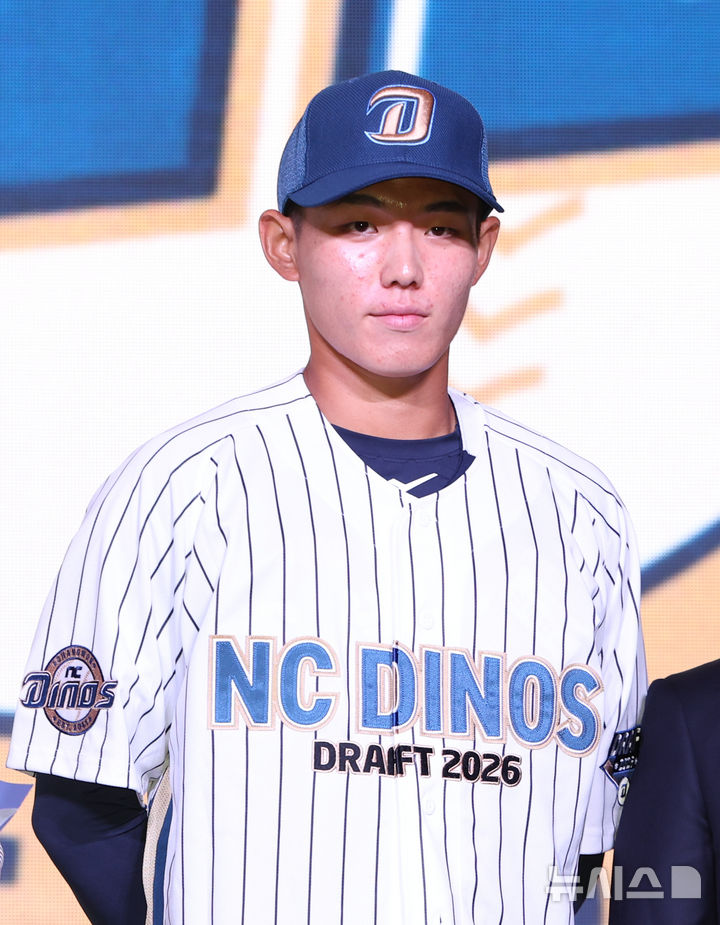 [서울=뉴시스] 황준선 기자 = 17일 오후 서울 송파구 롯데호텔월드에서 열린 2026 KBO 신인 드래프트에서 NC다이노스 1라운드 지명된 유신고 신재인이 기념촬영 하고 있다. 2025.09.17. hwang@newsis.com