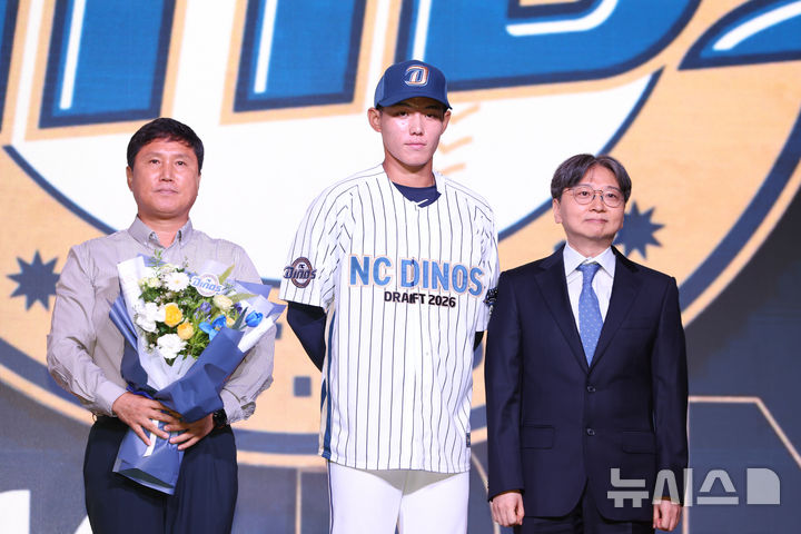 [서울=뉴시스] 황준선 기자 = 17일 오후 서울 송파구 롯데호텔월드에서 열린 2026 KBO 신인 드래프트에서 NC다이노스 1라운드 지명된 유신고 신재인(가운데)이 기념촬영 하고 있다. 왼쪽부터 신재인 아버지, 신재인, NC 다이노스 임선민 단장. 2025.09.17. hwang@newsis.com