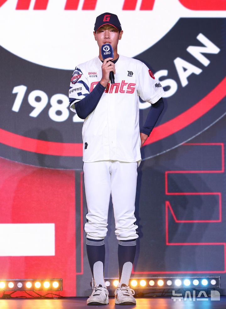 [서울=뉴시스] 황준선 기자 = 17일 오후 서울 송파구 롯데호텔월드에서 열린 2026 KBO 신인 드래프트에서 롯데 자이언츠 1라운드 지명된 동산고 신동건이 소감을 밝히고 있다. 2025.09.17. hwang@newsis.com