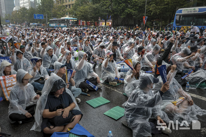 [서울=뉴시스] 정병혁 기자 = 17일 서울 중구 세종대로에서 열린 공공운수노조, 공공기관 노동자 총파업·총력투쟁대회에서 참석자들이 구호를 외치고 있다. 2025.09.17. jhope@newsis.com