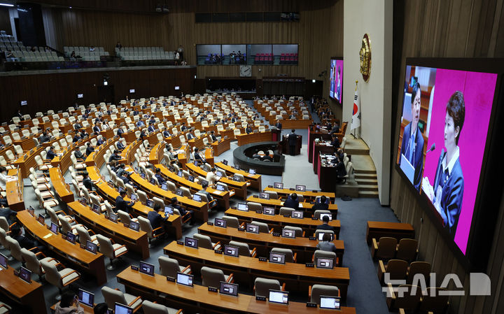 [서울=뉴시스] 김명년 기자 = 구윤철 부총리 겸 기획재정부 장관이 17일 오후 서울 여의도 국회 본회의에서 이언주 더불어민주당 의원의 대정부 질문에 답변하고 있다. 2025.09.17. kmn@newsis.com