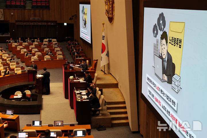 [서울=뉴시스] 김명년 기자 = 김민석 국무총리가 지난 9월 17일 서울 여의도 국회에서 열린 제429회국회(정기회) 제7차 본회의 '경제에 관한 질문'에서 권칠승 더불어민주당 의원 질의에 답하고 있다. 2025.09.17. kmn@newsis.com