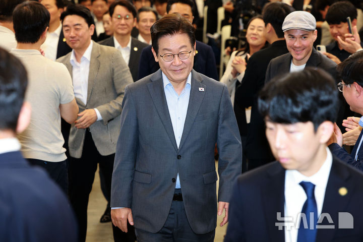 [성남=뉴시스] 고범준 기자 = 이재명 대통령이 17일 경기도 성남시 스타트업 스퀘어에서 열린 청년 스타트업 상상콘서트에 입장하고 있다. 2025.09.17. bjko@newsis.com