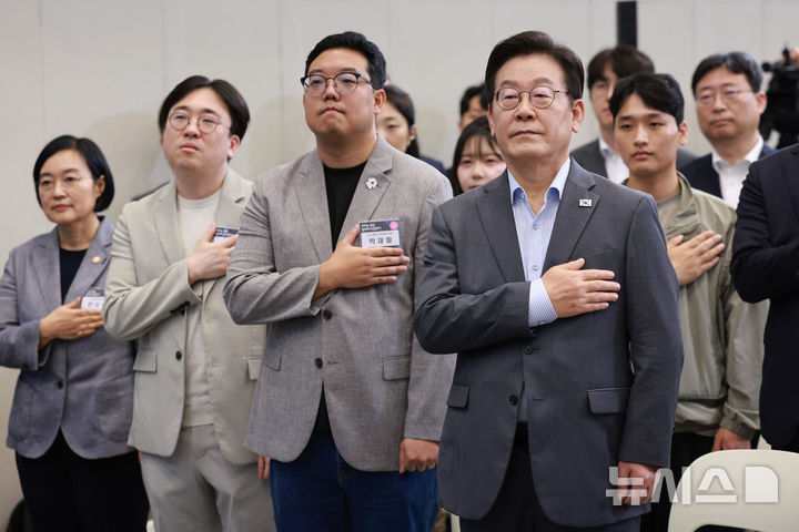 [성남=뉴시스] 고범준 기자 = 이재명 대통령이 17일 경기도 성남시 스타트업 스퀘어에서 열린 청년 스타트업 상상콘서트에서서 참석자들과 국민의례를 하고 있다. 2025.09.17. bjko@newsis.com