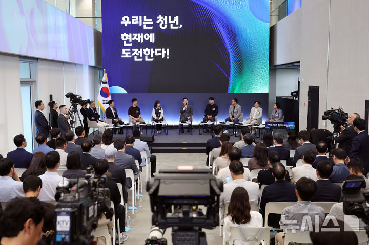 [성남=뉴시스] 고범준 기자 = 이재명 대통령이 17일 경기도 성남시 스타트업 스퀘어에서 열린 청년 스타트업 상상콘서트에서 발언하고 있다. 2025.09.17. bjko@newsis.com