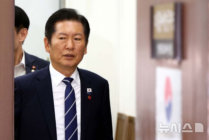 [서울=뉴시스] 조성봉 기자 = 정청래 더불어민주당 대표가 지난 17일 오후 서울 여의도 국회에서 열린 언론현업 4단체 비공개 간담회에 참석하기 위해 당대표실을 나서고 있다. 2025.09.17. suncho21@newsis.com