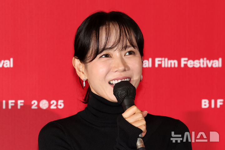 [부산=뉴시스] 박진희 기자 = 제30회 부산국제영화제 개막작 '어쩔수가없다' 배우 손예진이 17일 부산 해운대구 영화의전당 중극장에서 기자회견을 하고 있다. 2025.10.17. pak7130@newsis.com