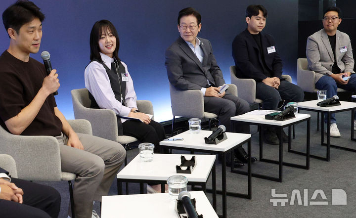 [성남=뉴시스] 고범준 기자 = 이재명 대통령이 17일 경기도 성남시 스타트업 스퀘어에서 열린 청년 스타트업 상상콘서트에서 참석자 발언을 듣고 있다. 2025.09.17. bjko@newsis.com