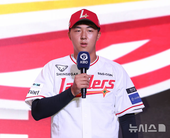 [서울=뉴시스] 황준선 기자 = 17일 오후 서울 송파구 롯데호텔월드에서 열린 2026 KBO 신인 드래프트에서 SSG랜더스 1라운드 지명된 대구고 김민준이 소감을 밝히고 있다. 2025.09.17. hwang@newsis.com