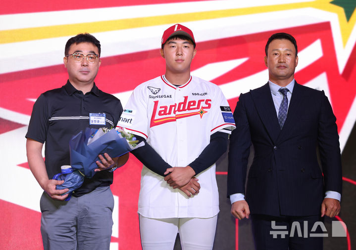 [서울=뉴시스] 황준선 기자 = 17일 오후 서울 송파구 롯데호텔월드에서 열린 2026 KBO 신인 드래프트에서 SSG랜더스 1라운드 지명된 대구고 김민준(가운데)이 기념촬영을 하고 있다. 왼쪽부터 김민준 아버지, 김민준, SSG 랜더스 단장 김재현. 2025.09.17. hwang@newsis.com