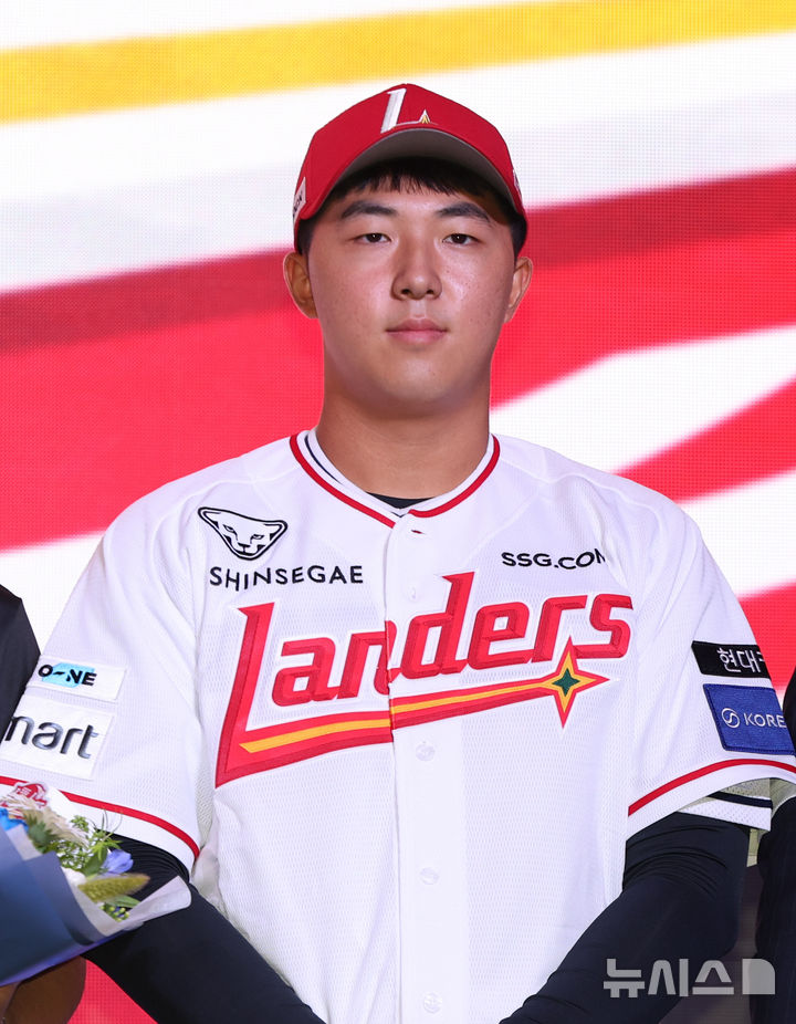 [서울=뉴시스] 황준선 기자 = 17일 오후 서울 송파구 롯데호텔월드에서 열린 2026 KBO 신인 드래프트에서 SSG랜더스 1라운드 지명된 대구고 김민준이 기념촬영을 하고 있다. 2025.09.17. hwang@newsis.com