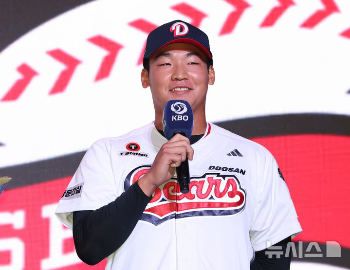 [서울=뉴시스] 황준선 기자 = 17일 오후 서울 송파구 롯데호텔월드에서 열린 2026 KBO 신인 드래프트에서 두산 베어스 1라운드 지명된 마산용마고 김주오가 소감을 밝히고 있다. 2025.09.17. hwang@newsis.com