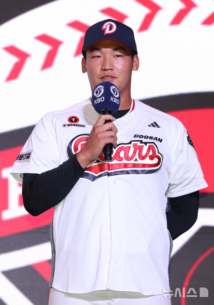 [서울=뉴시스] 황준선 기자 = 17일 오후 서울 송파구 롯데호텔월드에서 열린 2026 KBO 신인 드래프트에서 두산 베어스 1라운드 지명된 마산용마고 김주오가 소감을 밝히고 있다. 2025.09.17. hwang@newsis.com