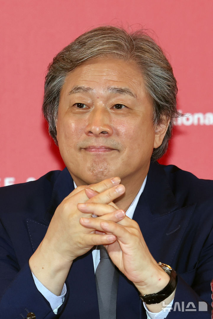 [부산=뉴시스] 박진희 기자 = 제30회 부산국제영화제 개막작 '어쩔수가없다' 감독 박찬욱이 17일 부산 해운대구 영화의전당 중극장에서 기자회견을 하고 있다. 2025.10.17. pak7130@newsis.com