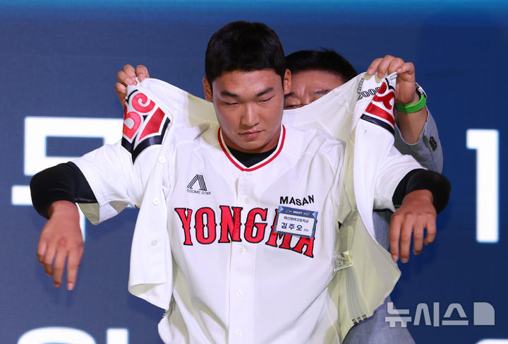 [서울=뉴시스] 황준선 기자 = 17일 오후 서울 송파구 롯데호텔월드에서 열린 2026 KBO 신인 드래프트에서 두산 베어스 1라운드 지명된 마산용마고 김주오가 구단 유니폼을 입고 있다. 2025.09.17. hwang@newsis.com