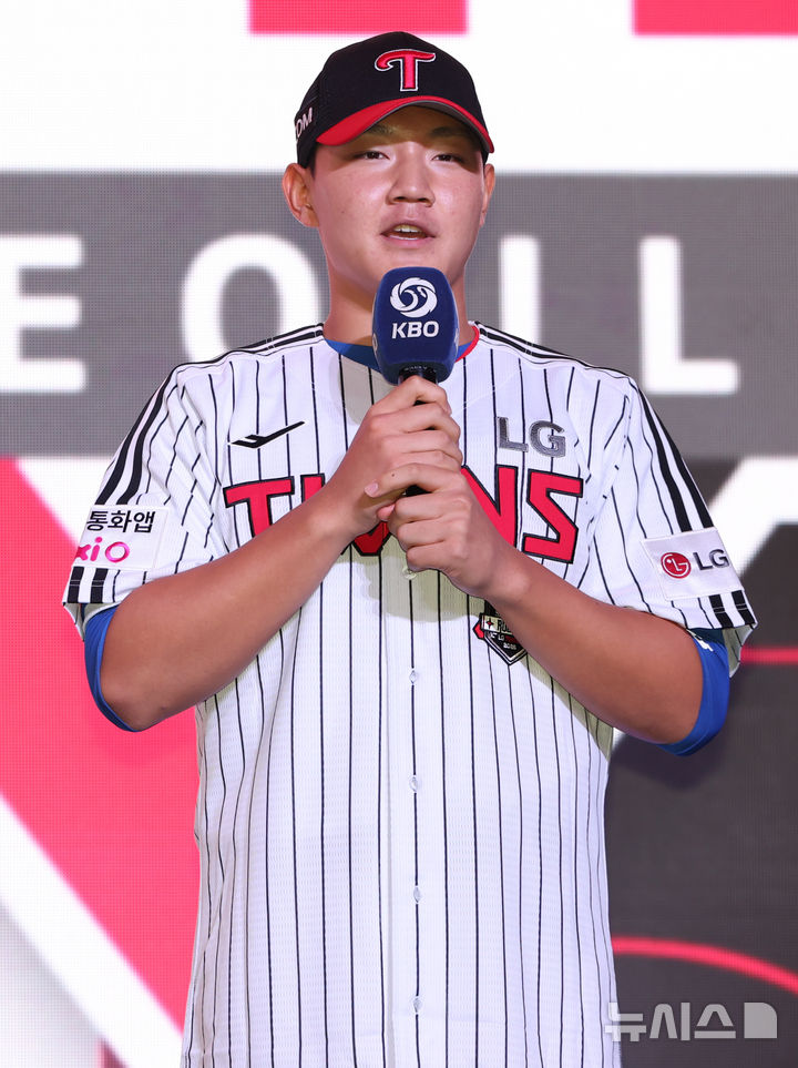[서울=뉴시스] 황준선 기자 = 17일 오후 서울 송파구 롯데호텔월드에서 열린 2026 KBO 신인 드래프트에서 LG트윈스 1라운드 지명된 경기항공고 양우진이 소감을 밝히고 있다. 2025.09.17. hwang@newsis.com