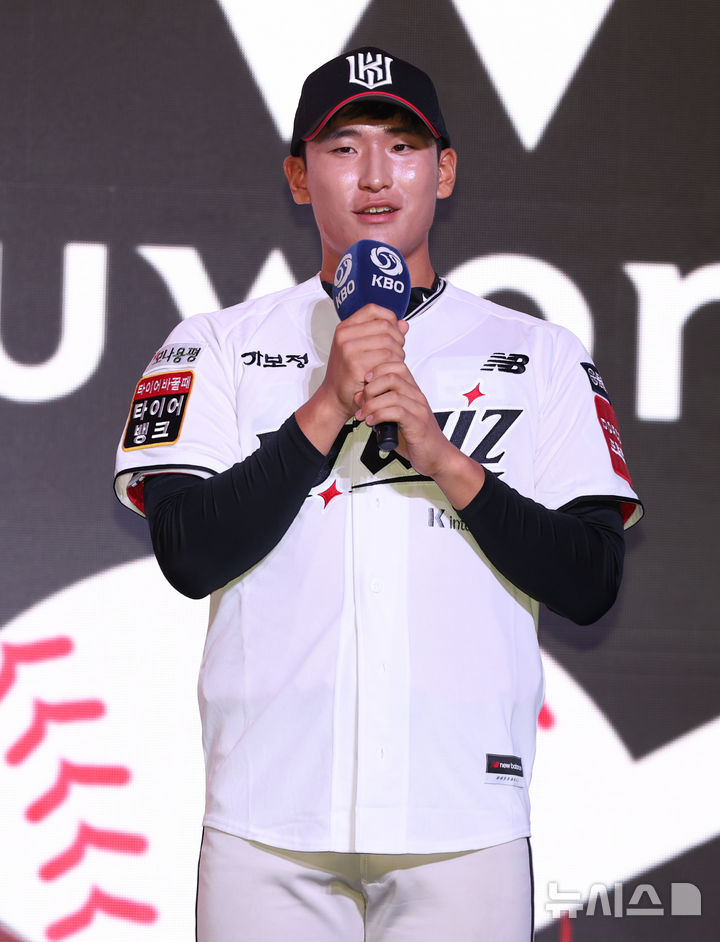 [서울=뉴시스] 황준선 기자 = 17일 오후 서울 송파구 롯데호텔월드에서 열린 2026 KBO 신인 드래프트에서 kt위즈 1라운드 지명된 전주고 박지훈이 소감을 밝히고 있다. 2025.09.17. hwang@newsis.com