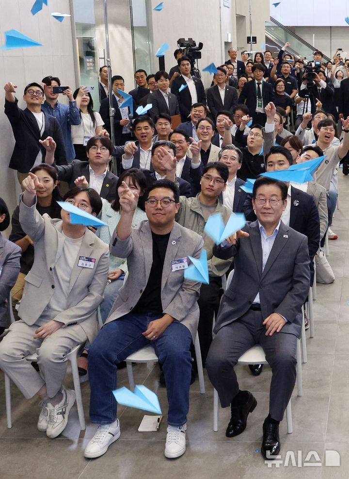 [성남=뉴시스] 고범준 기자 = 이재명 대통령이 17일 경기도 성남시 스타트업 스퀘어에서 열린 청년 스타트업 상상콘서트에서 참석자들과 종이비행기를 날리는 퍼포먼스를 하고 있다. 2025.09.17. bjko@newsis.com