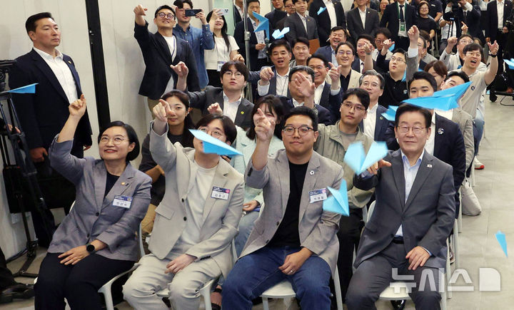 이재명 대통령, 청년 스타트업 만나 '실패해도 다시 일어설 환경 만들어야' [뉴시스Pic]