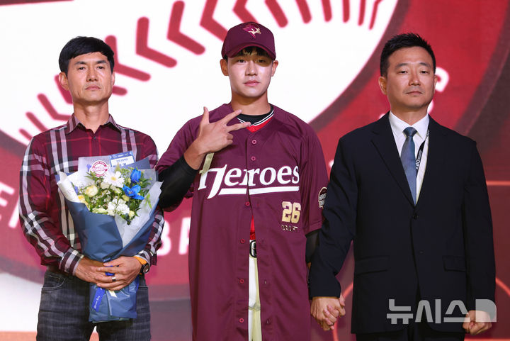 [서울=뉴시스] 황준선 기자 = 17일 오후 서울 송파구 롯데호텔월드에서 열린 2026 KBO 신인 드래프트에서 키움 히어로즈 1라운드 지명된 전주고 박한결(가운데)이 기념촬영을 하고 있다. 왼쪽부터 박한결 아버지, 박한결, 허필승 키움 히어로즈 단장. 2025.09.17. hwang@newsis.com