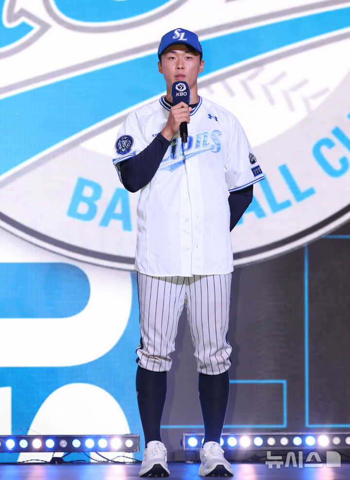 [서울=뉴시스] 황준선 기자 = 17일 오후 서울 송파구 롯데호텔월드에서 열린 2026 KBO 신인 드래프트에서 삼성 라이온즈 1라운드 지명된 서울고 이호범이 소감을 밝히고 있다. 2025.09.17. hwang@newsis.com