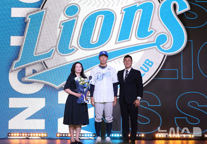 [서울=뉴시스] 황준선 기자 = 17일 오후 서울 송파구 롯데호텔월드에서 열린 2026 KBO 신인 드래프트에서 삼성 라이온즈 1라운드 지명된 서울고 이호범이 기념촬영 하고 있다. 왼쪽부터 이호범 어머니, 이호범, 삼성 라이온즈 이종열 단장. 2025.09.17. hwang@newsis.com