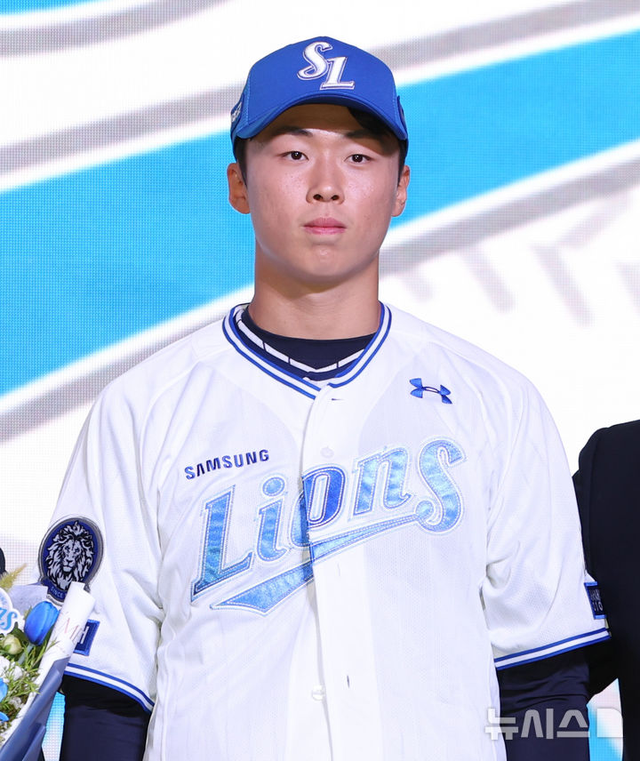 [서울=뉴시스] 황준선 기자 = 17일 오후 서울 송파구 롯데호텔월드에서 열린 2026 KBO 신인 드래프트에서 삼성 라이온즈 1라운드 지명된 서울고 이호범이 기념촬영 하고 있다. 2025.09.17. hwang@newsis.com