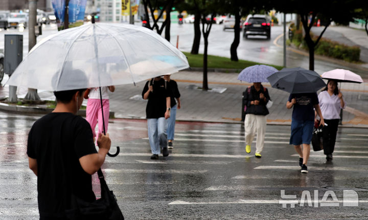 [대구=뉴시스] 이무열 기자 = 비가 내리는 17일 대구 동구 동대구역네거리 인근에서 우산을 쓴 한 시민들이 이동하고 있다. 2025.09.17. lmy@newsis.com