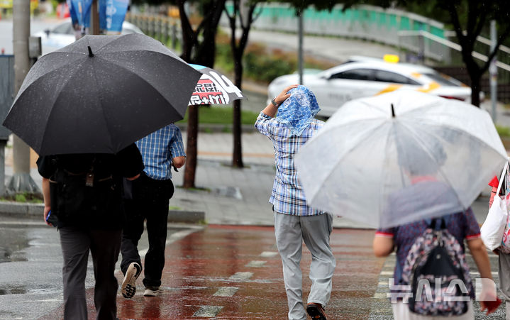 [대구=뉴시스] 이무열 기자 = 비가 내리는 17일 대구 동구 동대구역네거리 인근에서 우산을 준비하지 못한 한 시민이 손수건으로 머리를 가린 채 이동하고 있다. 2025.09.17. lmy@newsis.com