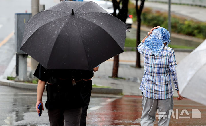 [대구=뉴시스] 이무열 기자 = 비가 내리는 17일 대구 동구 동대구역네거리 인근에서 우산을 준비하지 못한 한 시민이 손수건으로 머리를 가린 채 이동하고 있다. 2025.09.17. lmy@newsis.com