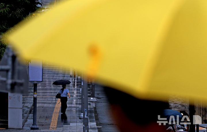 [대구=뉴시스] 이무열 기자 = 비가 내리는 17일 대구 동구 동대구역네거리 인근에서 우산을 쓴 한 시민들이 이동하고 있다. 2025.09.17. lmy@newsis.com