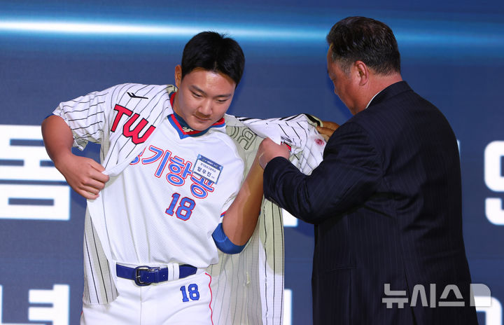 [서울=뉴시스] 황준선 기자 = 17일 오후 서울 송파구 롯데호텔월드에서 열린 2026 KBO 신인 드래프트에서 LG트윈스 1라운드 지명된 경기항공고 양우진이 구단 유니폼을 입고 있다. 2025.09.17. hwang@newsis.com