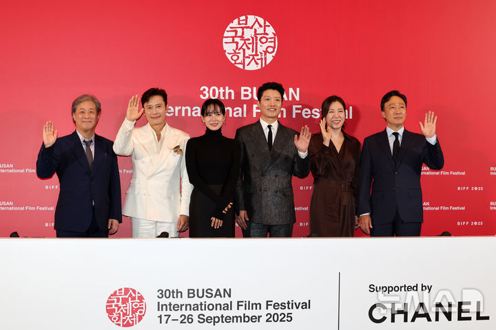 [부산=뉴시스] 박진희 기자 = 제30회 부산국제영화제 개막작 '어쩔수가없다' 감독 박찬욱, 배우 이병헌, 손예진, 박희순, 염혜란, 이성민이 17일 부산 해운대구 영화의전당 중극장에서 기자회견을 하고 있다. 2025.10.17. pak7130@newsis.com