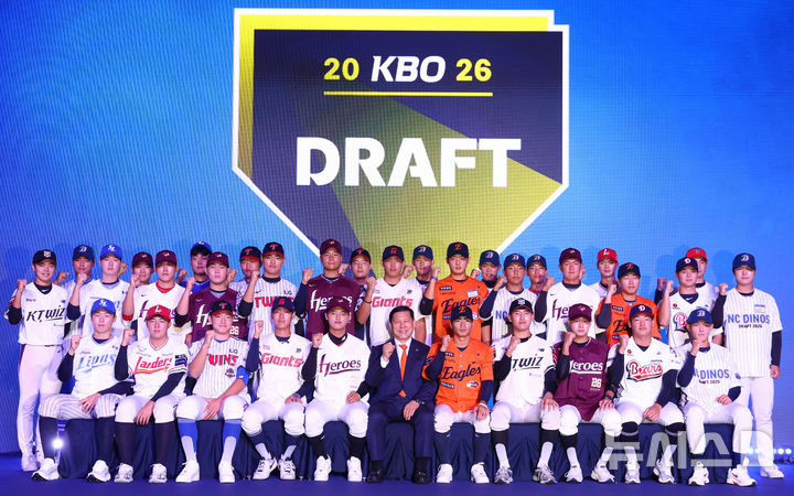 [서울=뉴시스] 황준선 기자 = 17일 오후 서울 송파구 롯데호텔월드에서 열린 2026 KBO 신인 드래프트에서 지명된 신인 선수들과 허구연(앞줄 왼쪽 여섯 번쨰) KBO 총재가 기념촬영을 하고 있다. 2025.09.17. hwang@newsis.com