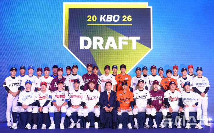 [서울=뉴시스] 황준선 기자 = 17일 오후 서울 송파구 롯데호텔월드에서 열린 2026 KBO 신인 드래프트에서 지명된 신인 선수들과 허구연(앞줄 왼쪽 여섯 번째) KBO 총재가 기념촬영을 하고 있다. 2025.09.17. hwang@newsis.com