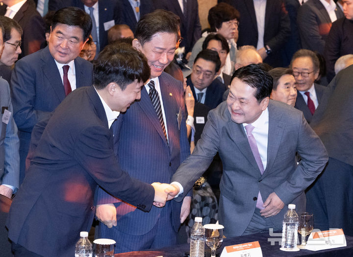 [서울=뉴시스] 국회사진기자단 = 장동혁 국민의힘 대표와 이준석(왼쪽) 개혁신당 대표가 17일 오전 서울 중구 롯데호텔에서 열린 중앙일보 창간60주년 기념식에서 인사를 하고 있다. 가운데는 김병기 더불어민주당 원내대표. 2025.09.17. photo@newsis.com 