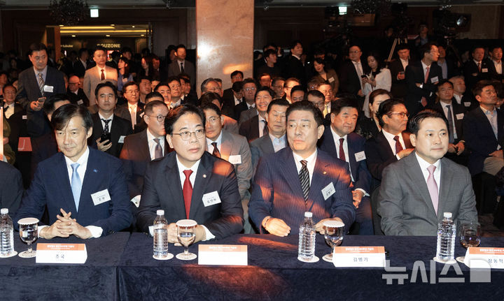 [서울=뉴시스] 국회사진기자단 = 장동혁(앞줄 오른쪽부터) 국민의힘 대표, 김병기 더불어민주당 원내대표, 송언석 국민의힘 원내대표, 조국 조국혁신당 비상대책위원장이 17일 서울 중구 롯데호텔에서 열린 중앙일보 창간60주년 기념식에 참석했다. 2025.09.17. photo@newsis.com