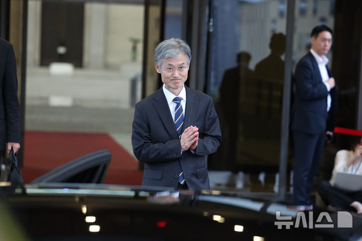 [서울=뉴시스] 김진아 기자 = 조희대 대법원장이 17일 서울 서초구 대법원에서 퇴근하고 있다. 조 대법원장은 이날 한덕수 전 국무총리와 이재명 대통령의 공직선거법 위반 사건 처리를 논의했다는 의혹을 전면 부인했다. 2025.09.17. bluesoda@newsis.com