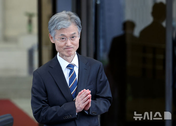 [서울=뉴시스] 김진아 기자 = 조희대 대법원장이 17일 서울 서초구 대법원에서 퇴근하고 있다. 조 대법원장은 이날 한덕수 전 국무총리와 이재명 대통령의 공직선거법 위반 사건 처리를 논의했다는 의혹을 전면 부인했다. 2025.09.17. bluesoda@newsis.com