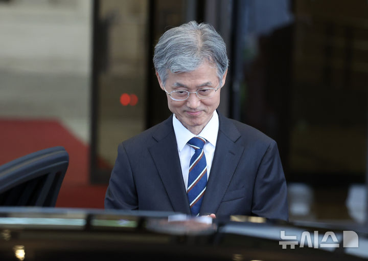 [서울=뉴시스] 김진아 기자 = 조희대 대법원장이 17일 서울 서초구 대법원에서 퇴근하고 있다.  조 대법원장은 이날 한덕수 전 국무총리와 이재명 대통령의 공직선거법 위반 사건 처리를 논의했다는 의혹을 전면 부인했다. 2025.09.17. bluesoda@newsis.com