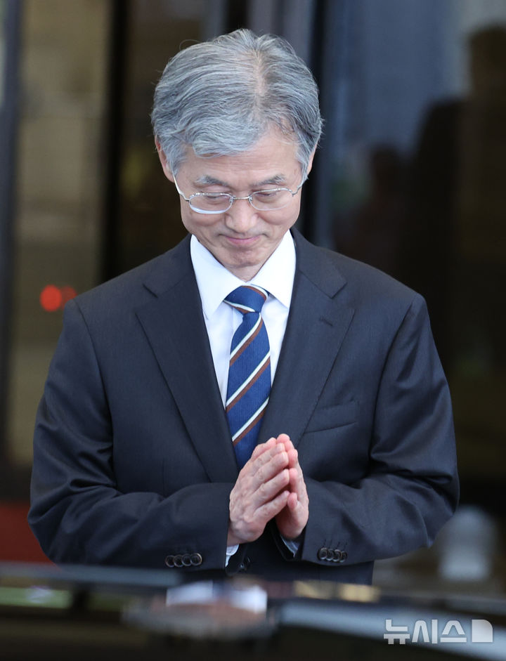 [서울=뉴시스] 김진아 기자 = 조희대 대법원장이 17일 서울 서초구 대법원에서 퇴근하고 있다. 조 대법원장은 이날 한덕수 전 국무총리와 이재명 대통령의 공직선거법 위반 사건 처리를 논의했다는 의혹을 전면 부인했다. 2025.09.17. bluesoda@newsis.com