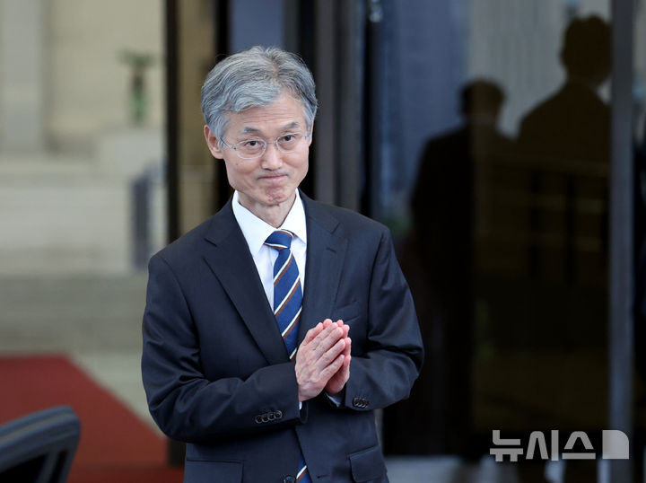 [서울=뉴시스] 김진아 기자 = 조희대 대법원장이 17일 서울 서초구 대법원에서 퇴근하고 있다.  조 대법원장은 이날 한덕수 전 국무총리와 이재명 대통령의 공직선거법 위반 사건 처리를 논의했다는 의혹을 전면 부인했다. 2025.09.17. bluesoda@newsis.com