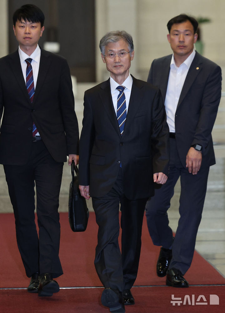 [서울=뉴시스] 김진아 기자 = 조희대 대법원장이 17일 서울 서초구 대법원에서 퇴근하고 있다.  조 대법원장은 이날 한덕수 전 국무총리와 이재명 대통령의 공직선거법 위반 사건 처리를 논의했다는 의혹을 전면 부인했다. 2025.09.17. bluesoda@newsis.com